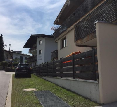 Ansicht Garten mit Parkplatz vor dem Appartement