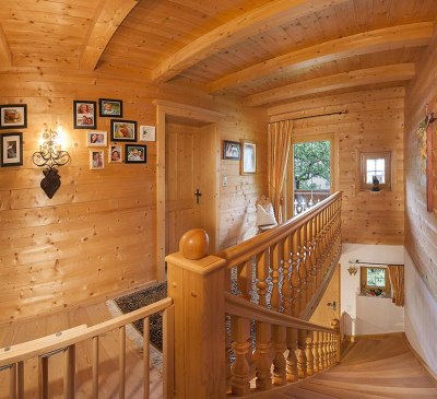 Der Stiegenaufgang - komplett aus Holz