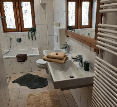 Bad 1 mit Toilette, Badewanne und Dusche