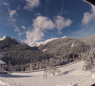 Blick vom Zimmer auf die verschneiten Bergspitzen, © Alpenperle