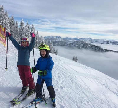 Elan und Max skifahren