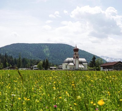 Blumenwiese und Kirche, © Region Seefeld
