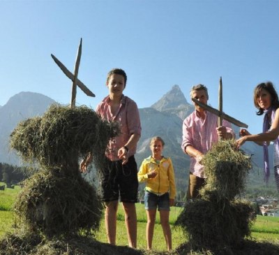 Familie_Somweber_beim_Heuen